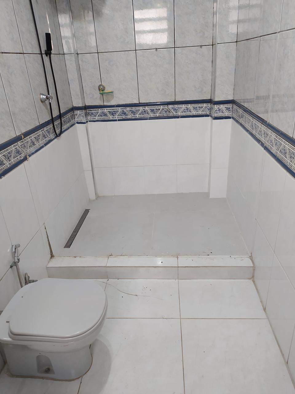 Banheiro com revestimentos e área de banho finalizada